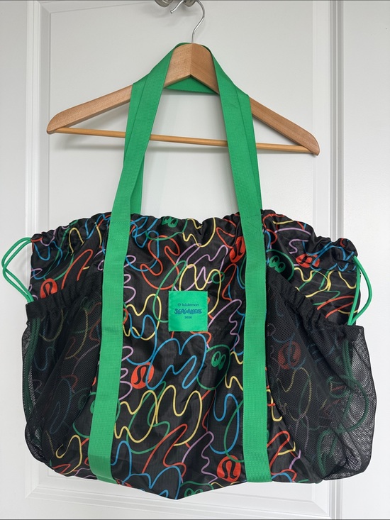 lululemon athletica Handbags - Seawheeze lululemon - Black Multicolor Drawstring Tote with Green Straps